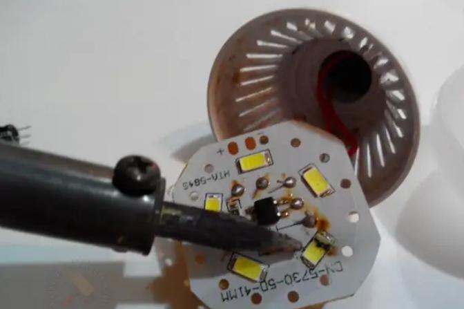 Przepaloną diodę można odlutować, ale łatwiej jest podgrzać płytkę od tyłu za pomocą małej latarki.