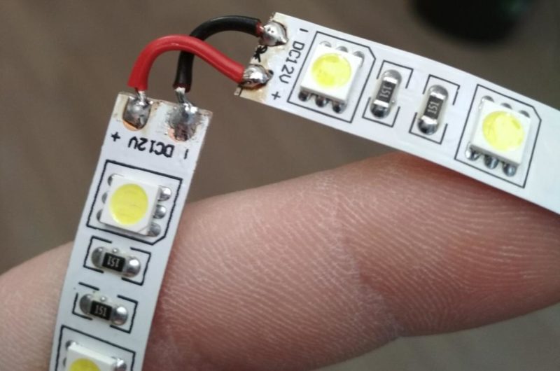 Les moyens de connecter les bandes de LED les unes aux autres
