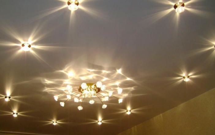Design di illuminazione in stile contemporaneo per il nostro soggiorno in stile contemporaneo