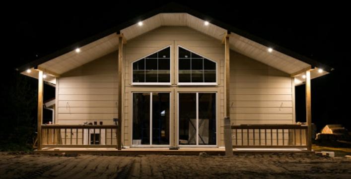 Disposizione dell'illuminazione della facciata di una casa di campagna
