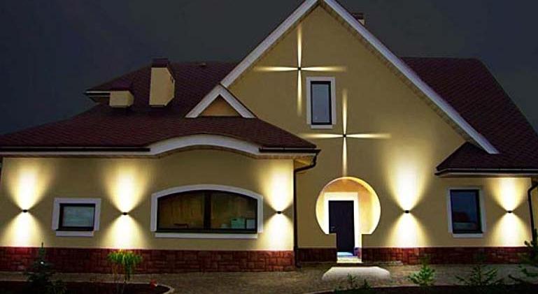 De inrichting voor gevelverlichting van een landhuis