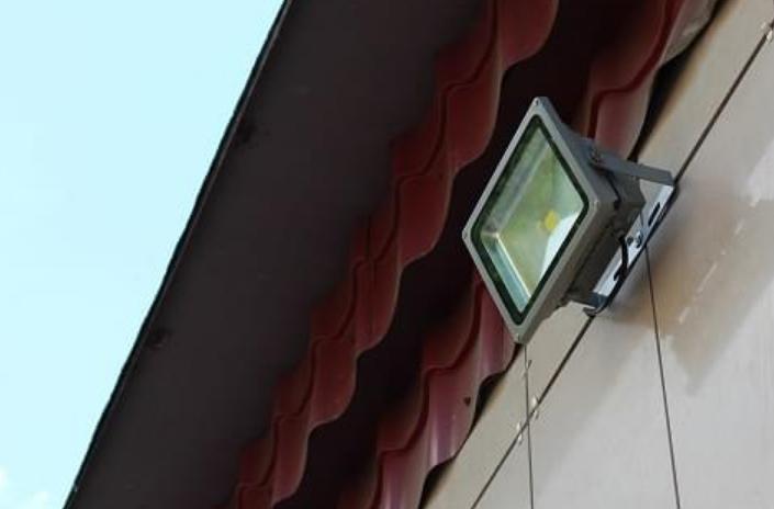 Осигуряване на фасадно осветление за селска къща