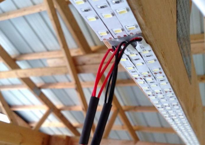 Cablul de iluminat trebuie să fie trasat separat pentru fiecare bandă și nu trebuie să fie conectat în serie.