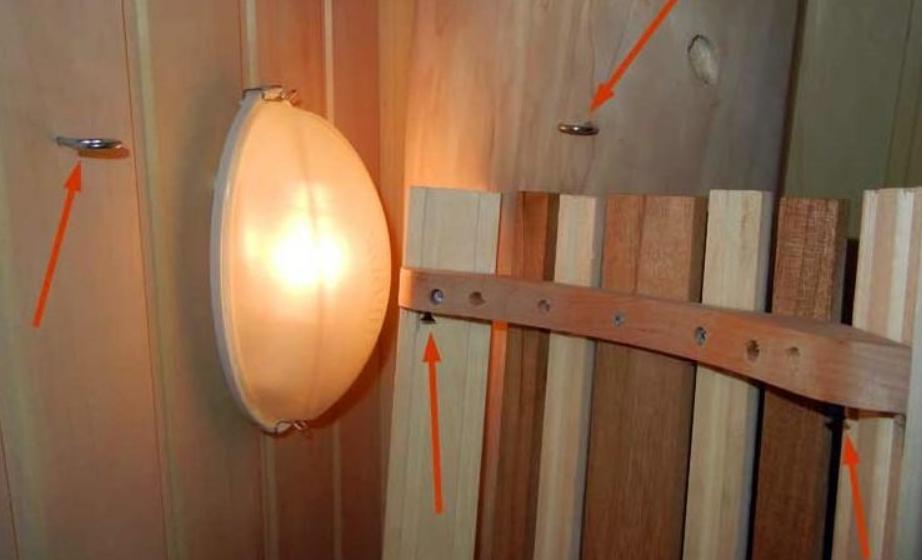 Installazione luminosa in una sauna con le proprie mani