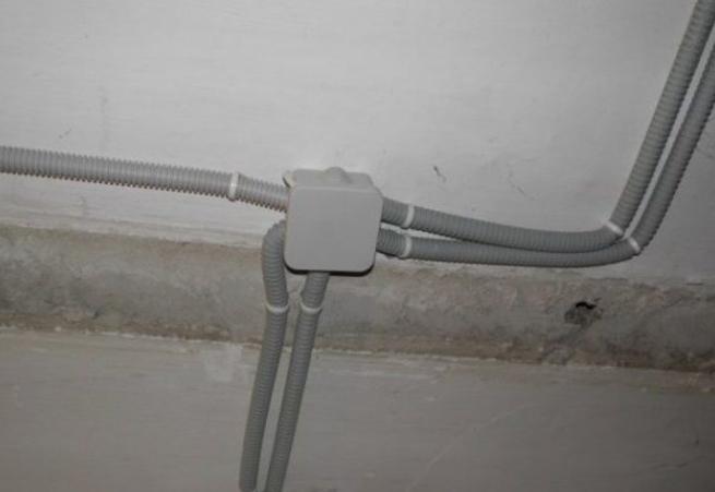 câblage exposé dans des tuyaux ondulés non combustibles