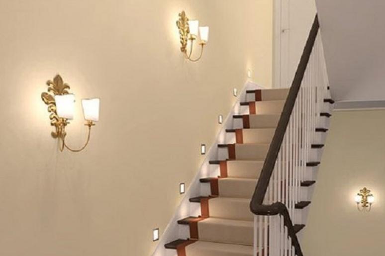 A lámpatestek jól illeszkednek a lépcsőházakhoz.