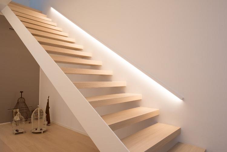 Illumination efficace d'une rampe d'escalier.