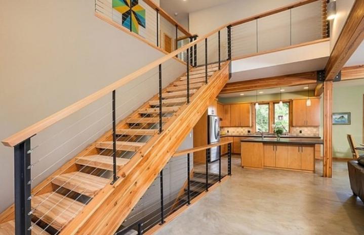 Le bois est le matériau traditionnel pour la construction d'escaliers.