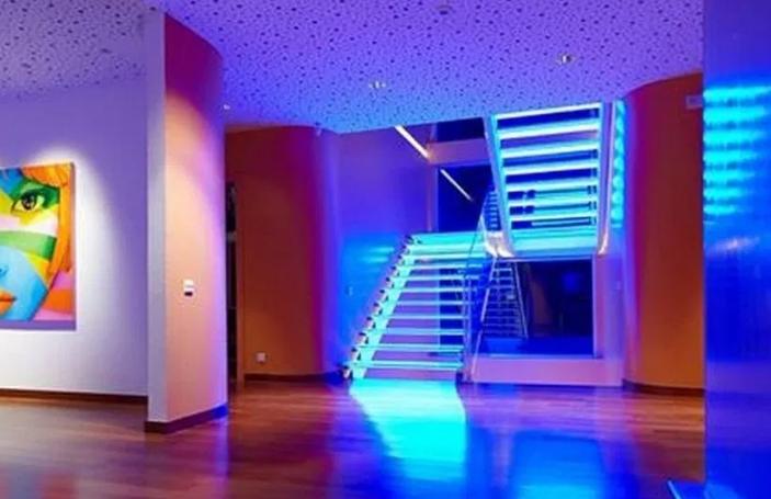 Cum să faci lumină neon în cameră de unul singur