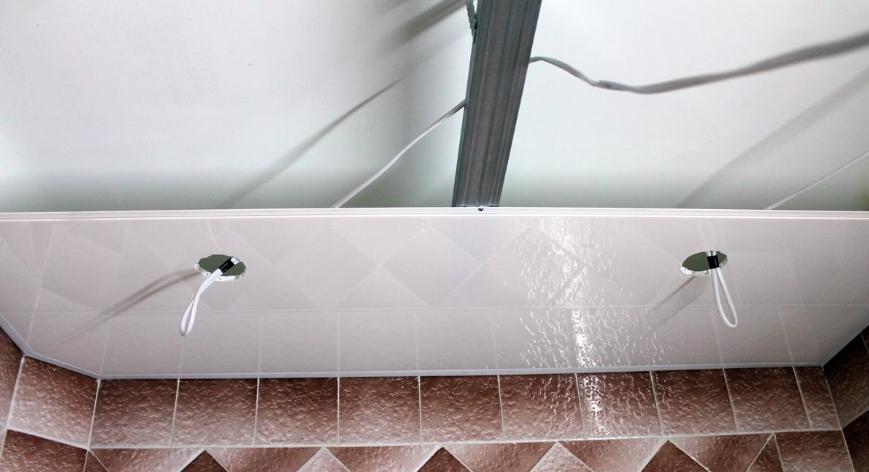 În cazul în care tavanul este căptușit cu căptușeli sau alte materiale, cablajul trebuie să fie pus în prealabil.
