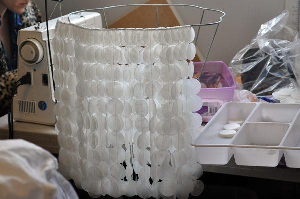 De magnifiques luminaires artisanaux fabriqués à partir de matériaux recyclés