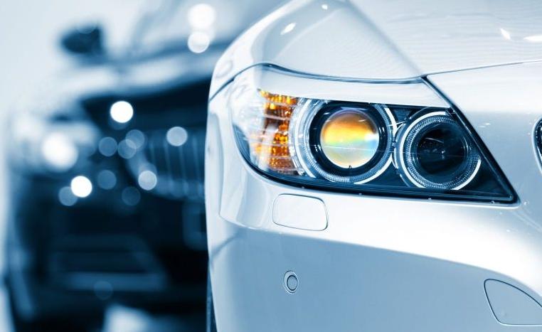 Czy w świetle przepisów kodeksu drogowego jazda z reflektorami ksenonowymi jest legalna?